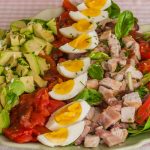 Salade complète dinde, poitrine, oeufs, avocats, tomates et Cie