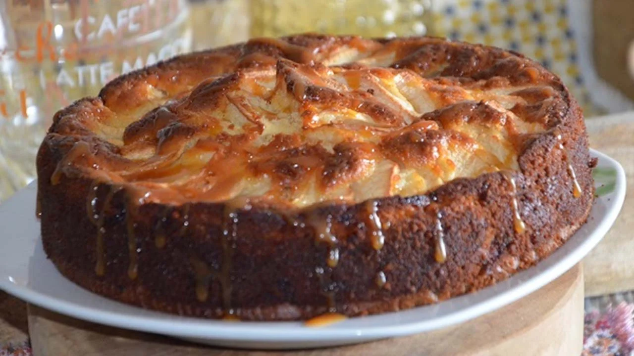 Gâteau au yaourt pommes et caramel beurre salé