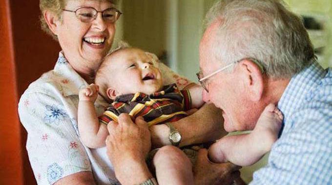 Les Grands-Parents Qui Font du Babysitting Ont Moins de Risques de Développer Alzheimer