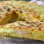 Pizza de pommes de terre, fromage et jambon