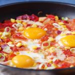 Poêlée de tomates, poivrons, maïs et oeufs