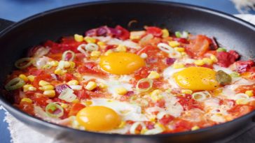 Poêlée de tomates, poivrons, maïs et oeufs