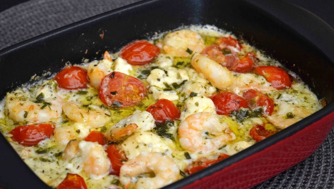 Scampis à l'ail, feta et tomates cerise au four