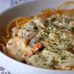 Spaghetti aux crevettes, sauce crémeuse aux champignons