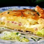 Tourte aux pommes de terre, lard fumé et reblochon