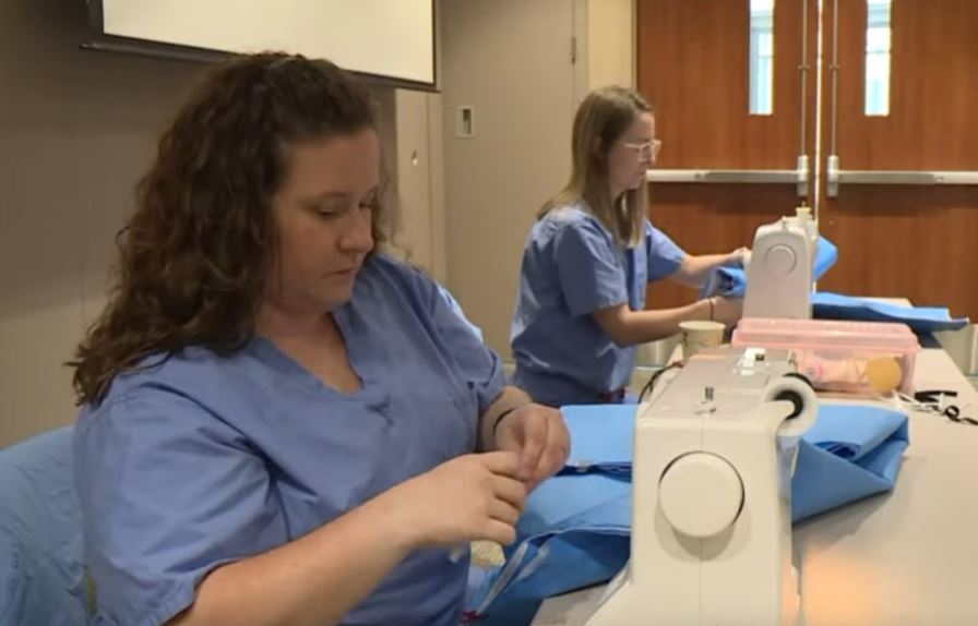 Des infirmières ont l'idée de recycler des draps chirurgicaux en matelas pour les sans-abri