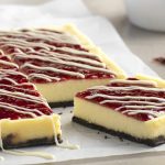 Barres de gâteau au fromage au chocolat blanc et à la framboise