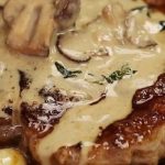 Bifteck poêlé au beurre à l’ail et à la sauce crémeuse aux champignons
