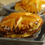 Chausson au foie gras et confit d’oignon