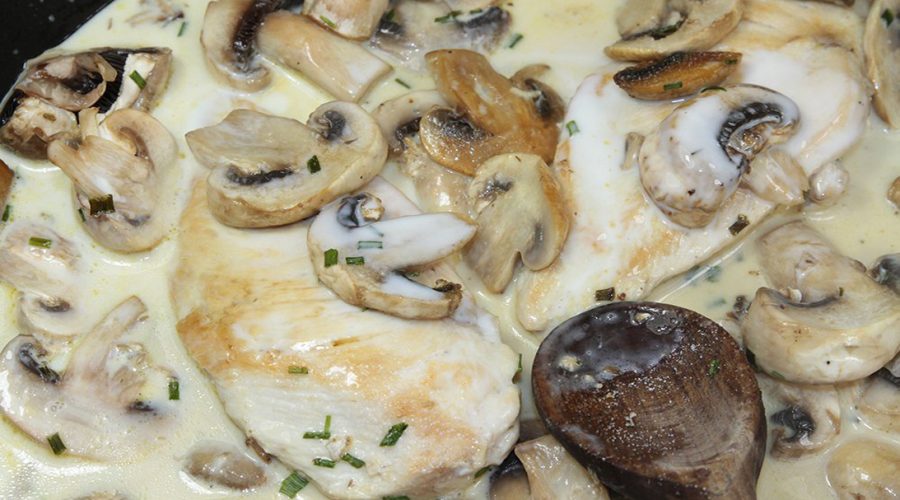 Escalopes de veau à la crème, aux champignons et au cognac