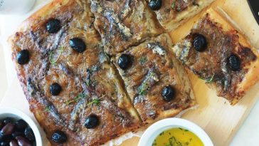 Pissaladière recette niçoise (oignons, anchois, olives)