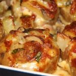 Pommes de terre farcies au lard et reblochon, champignons et crème