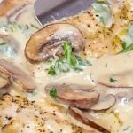 Poulet aux champignons avec une sauce crémeuse à l’ail et au parmesan