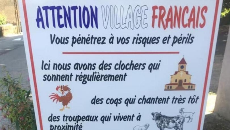 Un maire a installé un panneau pour alerter sur les bruits de la campagne à l’entrée du village