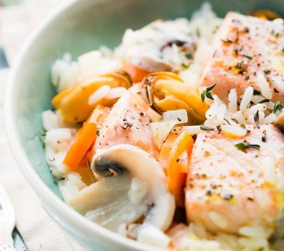 Blanquette de saumon avec du riz blanc