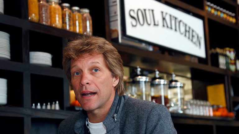 Bon Jovi vient d’ouvrir 2 restaurants où les gens qui ne peuvent pas se payer un repas mangent gratuitement