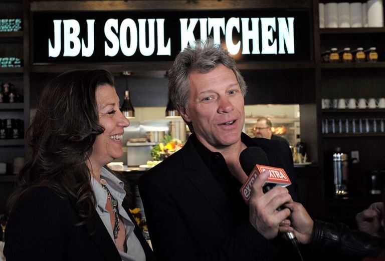 Bon Jovi vient d’ouvrir 2 restaurants où les gens qui ne peuvent pas se payer un repas mangent gratuitement