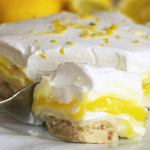 Le dessert d'été frais du jour les lasagnes sucrées au citron et au mascarpone