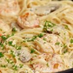 Linguines aux crevettes et champignons nappées d’une sauce à la crème au parmesan à l’ail