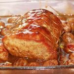 Roti de porc à l'ail et pommes de terre