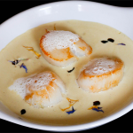 Saint-Jacques poêlées, sauce foie gras à la truffe noire