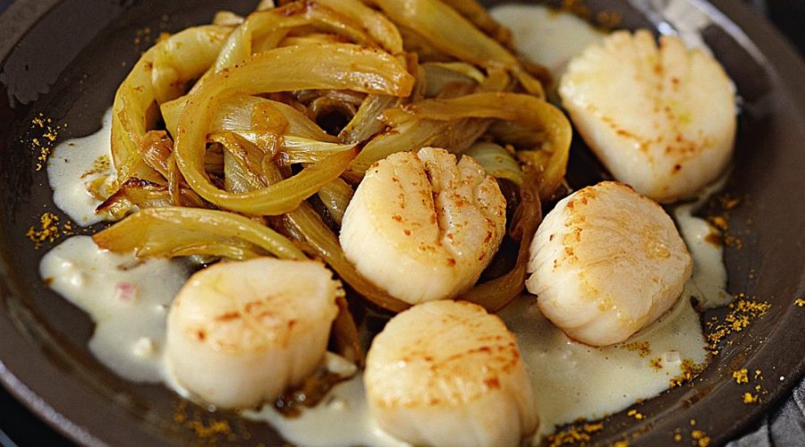 Coquilles Saint-Jacques, compotée d’endives au curry