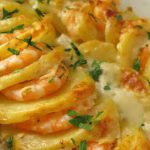 Délicieux gratin de crevettes et de pommes de terre