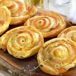 Mini-palmiers feuilletés de saumon fumé