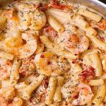 Pâtes aux crevettes avec sauce crémeuse à la mozzarella