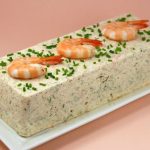 Terrine de Saint-Jacques, saumon et crevettes à la crème citronnée
