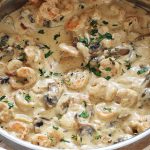 Un bon plat de Crevettes sauce à la crème, fromage et champignons