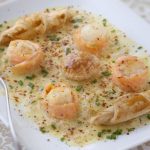 Un bon plat de Saint-Jacques au saumon fumé idéale pour Noël