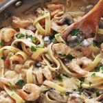 Un bon plat de pâtes aux crevettes et champignons