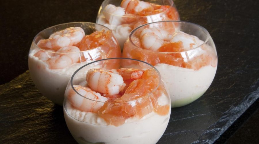 Verrines au saumon et crevettes sur lit d’avocat