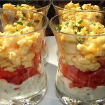 Verrines crème ciboulette, saumon fumé, oeufs brouillés