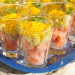 Verrines de tartare de saumon et oeufs mimosa