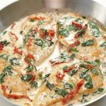 Blancs de poulet à la toscane cuits dans une sauce crémeuse au parmesan