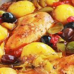 Recette Poulet aux poivrons, pommes de terre, oignons, olives