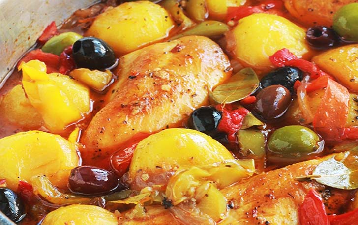 Recette Poulet aux poivrons, pommes de terre, oignons, olives