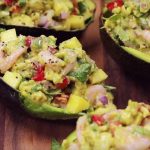 Avocat farcis crevettes, mangue et oignons rouges