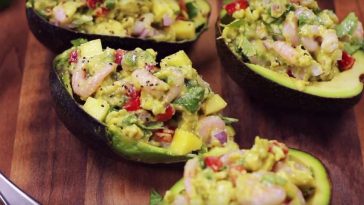 Avocat farcis crevettes, mangue et oignons rouges
