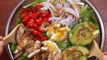Salade! Avocat, bacon et poulet miel et moutarde...