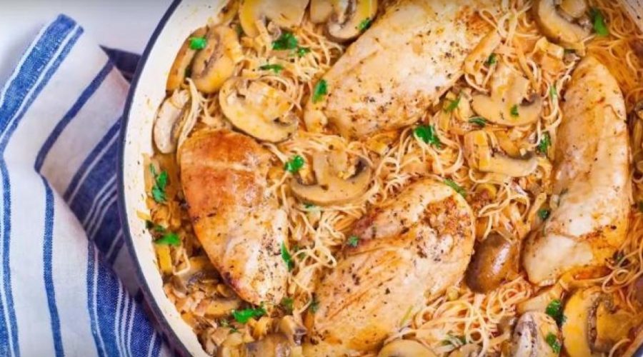 Pâtes aux champignons, poireaux et poulet dans une sauce crémeuse au vin