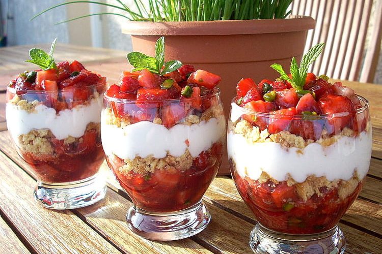 Tartare de fraises, pistaches et sablés