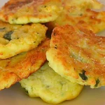Beignets de courgettes avec des pommes de terre et du parmesan