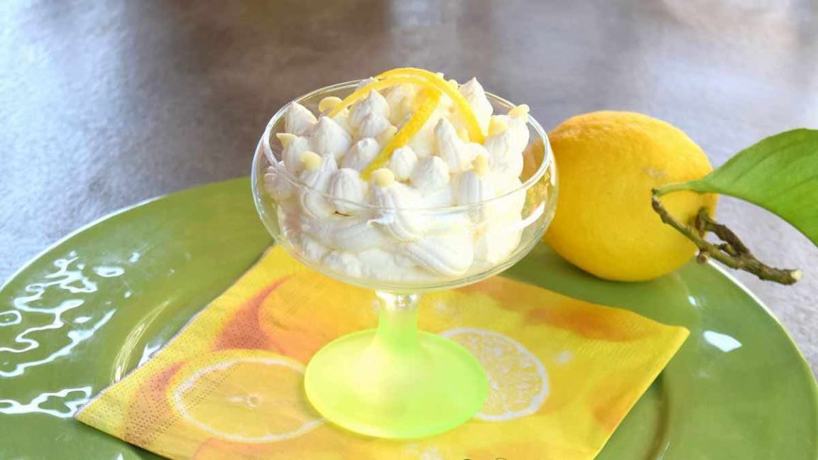 Mousse au citron à la ricotta et aux pépites de chocolat blanc