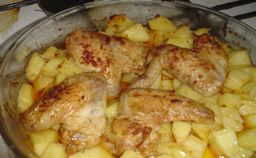Ailes de poulet et pommes de terre au four
