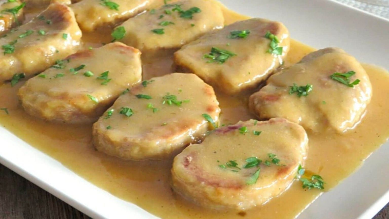 Filet mignon de porc au vin à la poêle