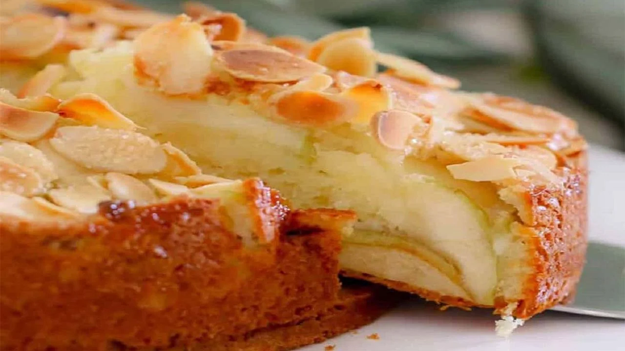 Gateau aux pommes avec une garniture aux amandes