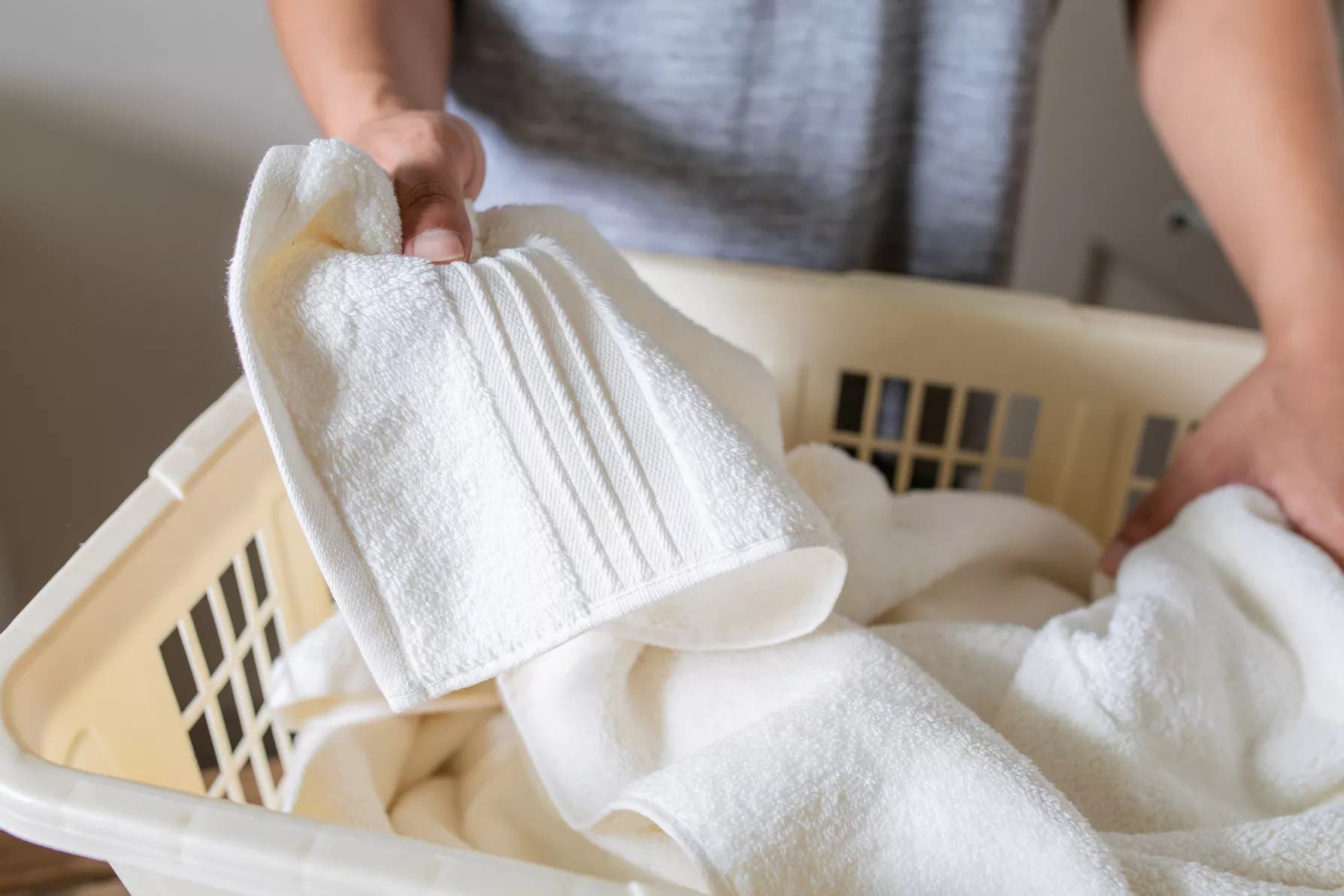 9 raisons d'utiliser le vinaigre blanc pour faire la lessive